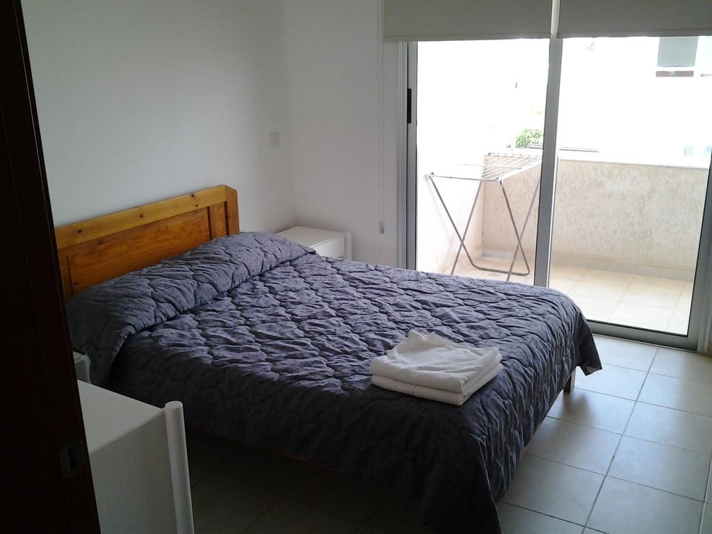 Artemis Karas Holidays Apartment Paralimni Room photo